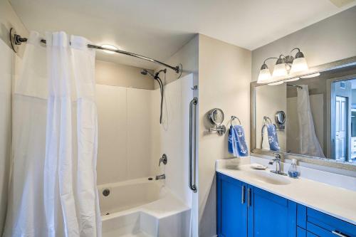 Un baño de 2 Mi to Ocean Waterfront Resort Condo in NMB!