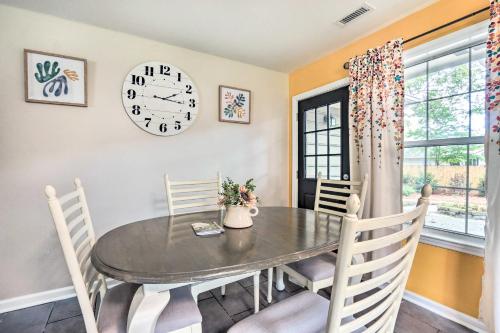 Φωτογραφία από το άλμπουμ του Peaceful Beaufort Home with Front Porch and Grill σε Beaufort