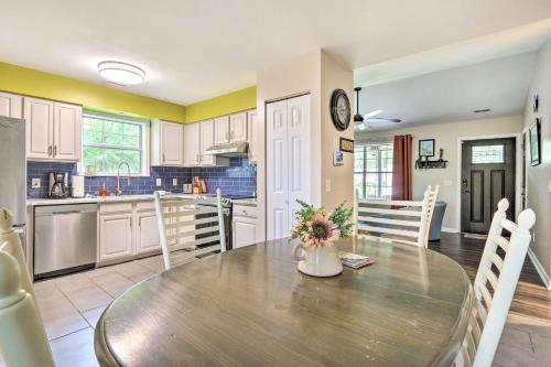 Η κουζίνα ή μικρή κουζίνα στο Peaceful Beaufort Home with Front Porch and Grill