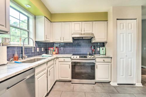 Η κουζίνα ή μικρή κουζίνα στο Peaceful Beaufort Home with Front Porch and Grill