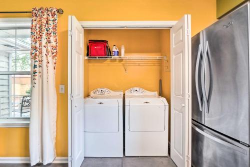 Η κουζίνα ή μικρή κουζίνα στο Peaceful Beaufort Home with Front Porch and Grill
