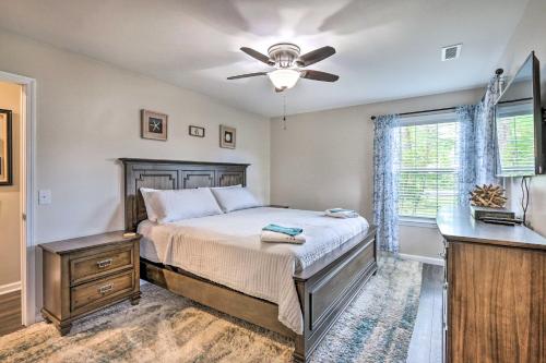 Ένα ή περισσότερα κρεβάτια σε δωμάτιο στο Peaceful Beaufort Home with Front Porch and Grill
