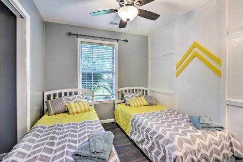Ένα ή περισσότερα κρεβάτια σε δωμάτιο στο Peaceful Beaufort Home with Front Porch and Grill