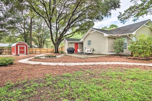 Κήπος έξω από το Peaceful Beaufort Home with Front Porch and Grill