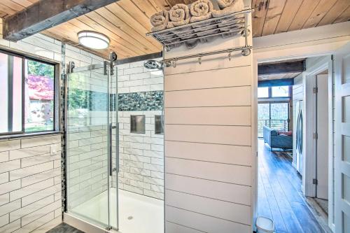 Ένα μπάνιο στο Alpine Retreat with Hot Tub and Mountain Views!