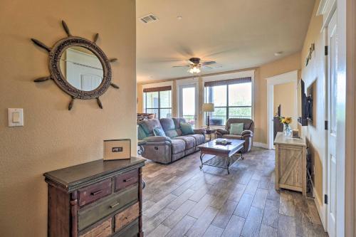 sala de estar con sofá y espejo en la pared en Lake Travis Condo with Resort Amenity Access!, en Jonestown