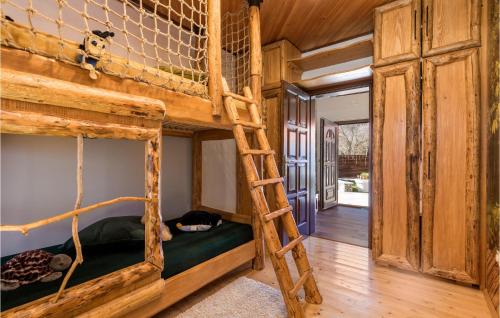 Våningssäng eller våningssängar i ett rum på Gorgeous Home In Vrbovsko With Sauna