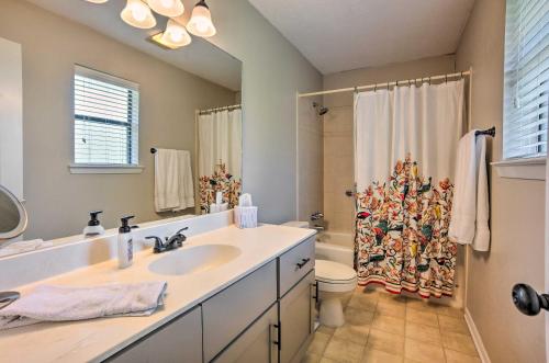 Koupelna v ubytování Pet-Friendly Bryan Home Less Than 5 Mi to Texas A and M!