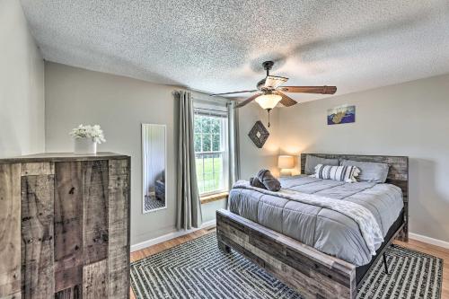 een slaapkamer met een bed en een plafondventilator bij Family-Friendly Sanctuary BBQ, Patio and Yard in Oak Hill