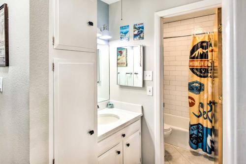 A bathroom at Main St Red River Ski Condo with Mountain View!