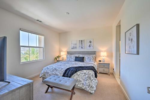 1 dormitorio con 1 cama, 1 silla y 2 ventanas en Updated San Diego Getaway with Mtn and Pool View, en San Marcos