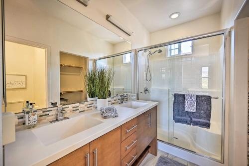 y baño con lavabo y ducha. en Updated San Diego Getaway with Mtn and Pool View, en San Marcos