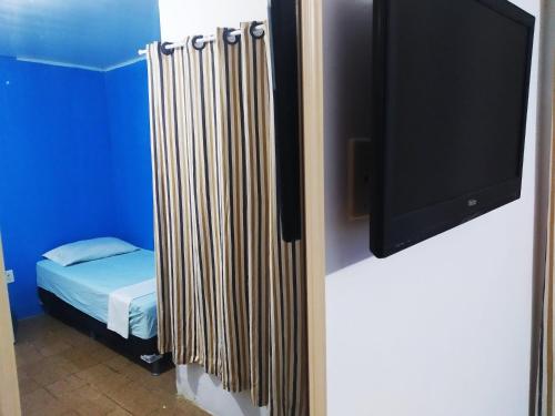 Cette chambre dispose d'un radiateur, d'un lit et d'une télévision. dans l'établissement Pousada Sol e Mar de Pajuçara, à Maceió