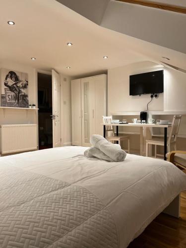 1 dormitorio con 1 cama blanca grande y cocina en 93 West Road en Stratford