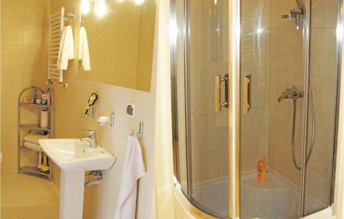 a bathroom with a shower and a sink at Stunning Home In Darlowo With Wifi in Darłowo