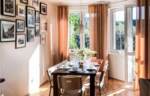 a dining room with a table and chairs and a window at Stunning Home In Darlowo With Wifi in Darłowo