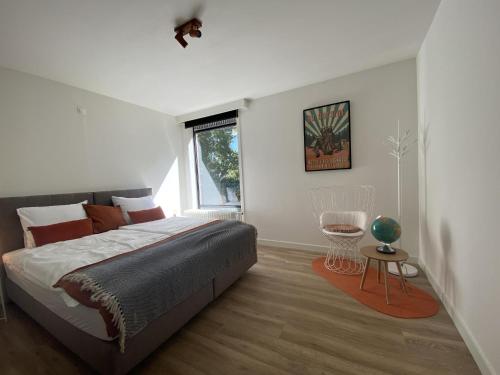 - une chambre avec un grand lit et une fenêtre dans l'établissement Maison Clement, à Maasmechelen