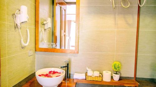 ein Badezimmer mit einem Waschbecken und einer Schüssel auf der Theke in der Unterkunft Heart Of Sapa Hotel in Sa Pa