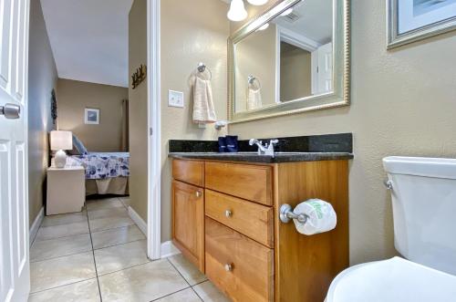 クリアウォーター・ビーチにあるHoliday Villas III 510のバスルーム(洗面台、トイレ、鏡付)
