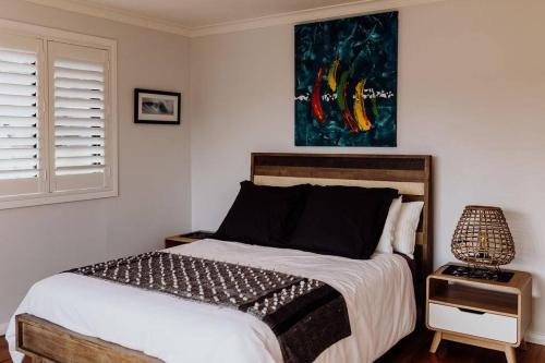 Una cama o camas en una habitación de Luxury Coastal Retreat - Short Stroll to St Helens