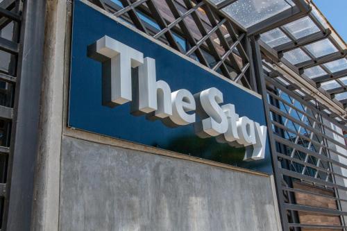 a sign on the side of a building at The Stay Inn in San José