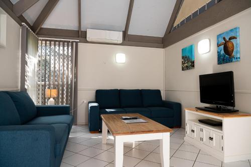 TV a/nebo společenská místnost v ubytování Kellys Beach Resort