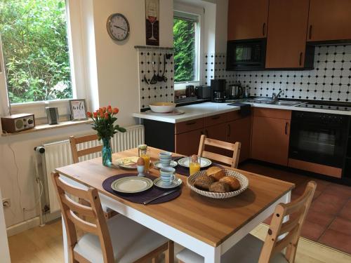 シェーンベルガー・シュトランドにあるOstsee-Entspannung, FeWo direkt am Meerのキッチン(テーブル、食器付)