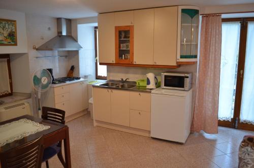 Η κουζίνα ή μικρή κουζίνα στο Guesthouse Koren at Winery