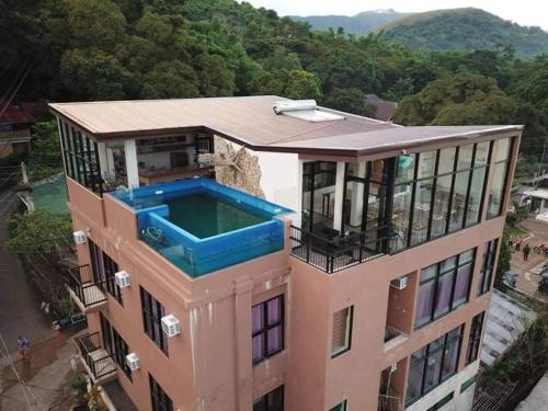 un edificio con una piscina encima en GHIELLANIQA INN, 