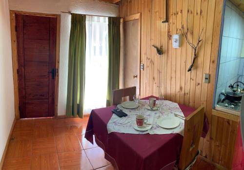 una mesa en una habitación con un mantel púrpura en Lefun & Lafquen de Pichilemu, en Pichilemu