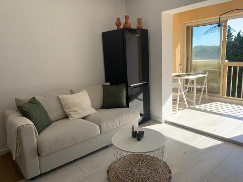 Ruang duduk di Superbe studio à 100 mètres de la plage