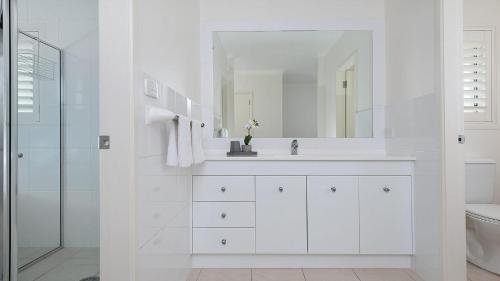 Ванная комната в Waterfront Serenity - Luxury home with Grand Views