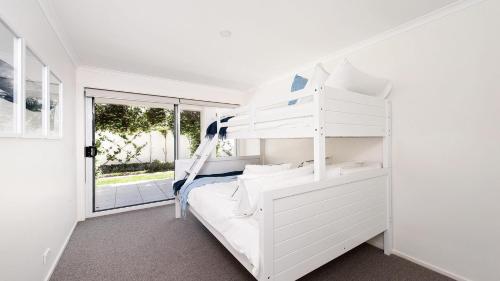 Кровать или кровати в номере Waterfront Serenity - Luxury home with Grand Views