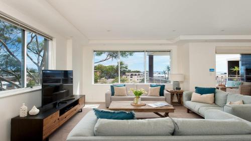 Una sala de estar con dos sofás y un televisor. en Harbour View Penthouse - Private Roof Top Terrace and Spa, en Nelson Bay