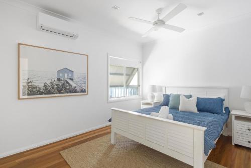 Ένα ή περισσότερα κρεβάτια σε δωμάτιο στο Fingal Bay Beach House - Water Views and Seconds From the Beach