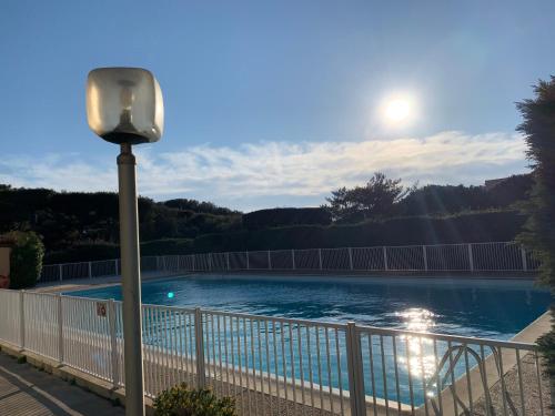 Swimmingpoolen hos eller tæt på Superbe studio à 100 mètres de la plage