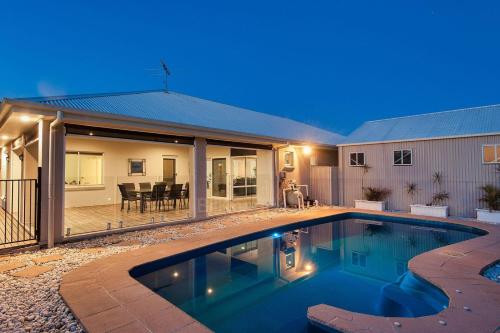 Kolam renang di atau dekat dengan The Home Resort - Heated Pool and Tennis Court