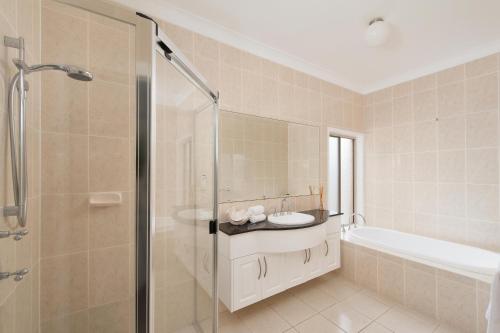 A bathroom at Coast and Country Estate - 15m Heated Pool and Minutes to Beach