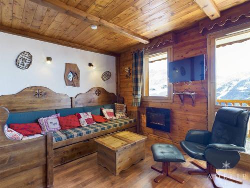 un salon avec un canapé et une chaise dans l'établissement Charmant 2P+C en Centre Station, Balcon Sud, Parking, Près Remontées et Garderie - FR-1-398-649, à Montvalezan