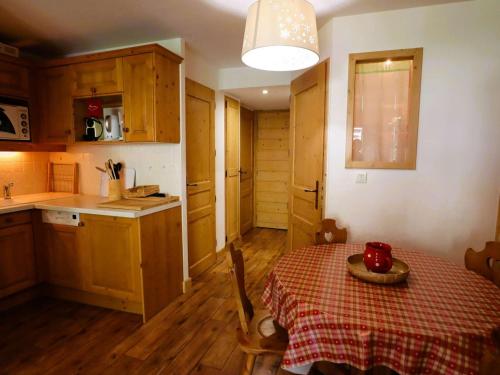 Photo de la galerie de l'établissement Appartement cosy T3 proche village et pistes pour 4 pers, équipé, casier à skis, ascenseur - FR-1-342-281, à Beaufort