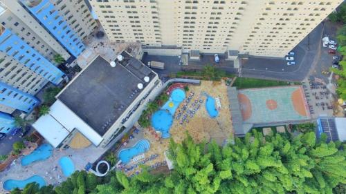 una vista aérea de una piscina en una ciudad con edificios altos en Flat Golden Dolphin Grand Hotel - Quarto e Sala Com Roupa de Cama e Banho - Piscinas 24h en Caldas Novas