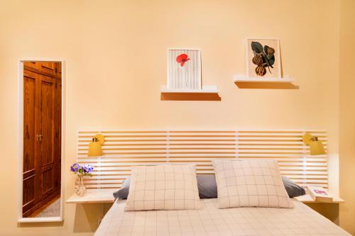 - une chambre avec un lit et deux oreillers dans l'établissement CASA DE LOIS a un paso de Vigo, Baiona, Playa América y Portugal, à Gondomar