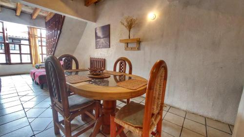 ein Esszimmer mit einem Holztisch und Stühlen in der Unterkunft Loft con excelente ubicación en Valle de Bravo in Valle de Bravo