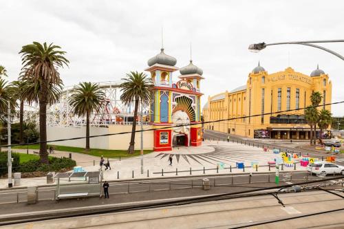 a building with a fountain in the middle of a street at Luxury beachside apartment in Melbourne
