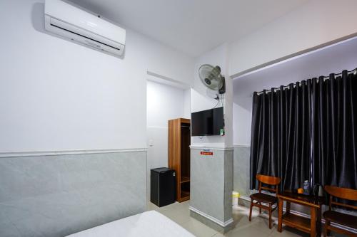 a bedroom with a bed and a table and a tv at Thanh Ngoc Motel 2 in Buon Ma Thuot