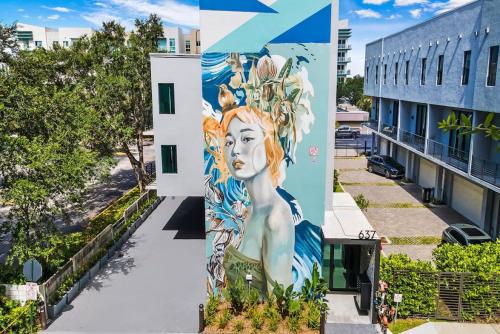 a mural on the side of a building at Pretty Rola 304 Luxury Apt w King Bed Central Area in Fort Lauderdale