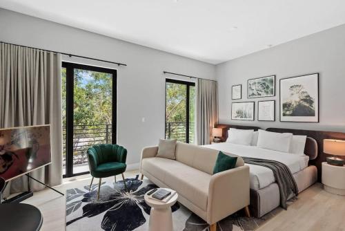 um quarto com uma cama grande e um sofá em Pretty Rola 303 Signature Apartment w King Bed Brand new and Central Location em Fort Lauderdale