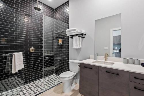uma casa de banho com um WC, um chuveiro e um lavatório. em Pretty Rola 303 Signature Apartment w King Bed Brand new and Central Location em Fort Lauderdale