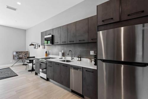 Dapur atau dapur kecil di Pretty Rola 305 Superior Apartment w King Bed with Designer Furniture