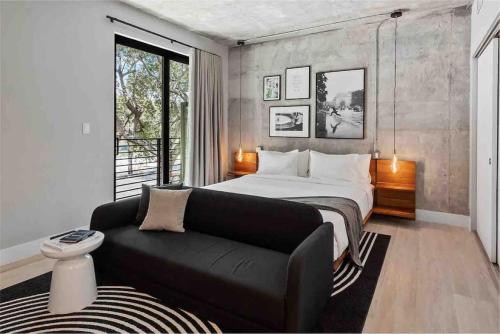- une chambre avec un lit et un canapé dans l'établissement Pretty Rola 203 Deluxe Apartment with King Bed Close to Beach and Downtown, à Fort Lauderdale